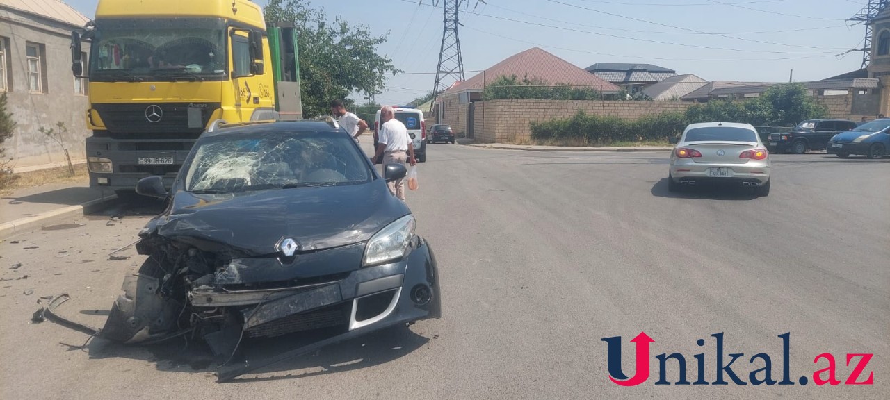 Gəncədə avtomobil yük maşınına çırpıldı - FOTO